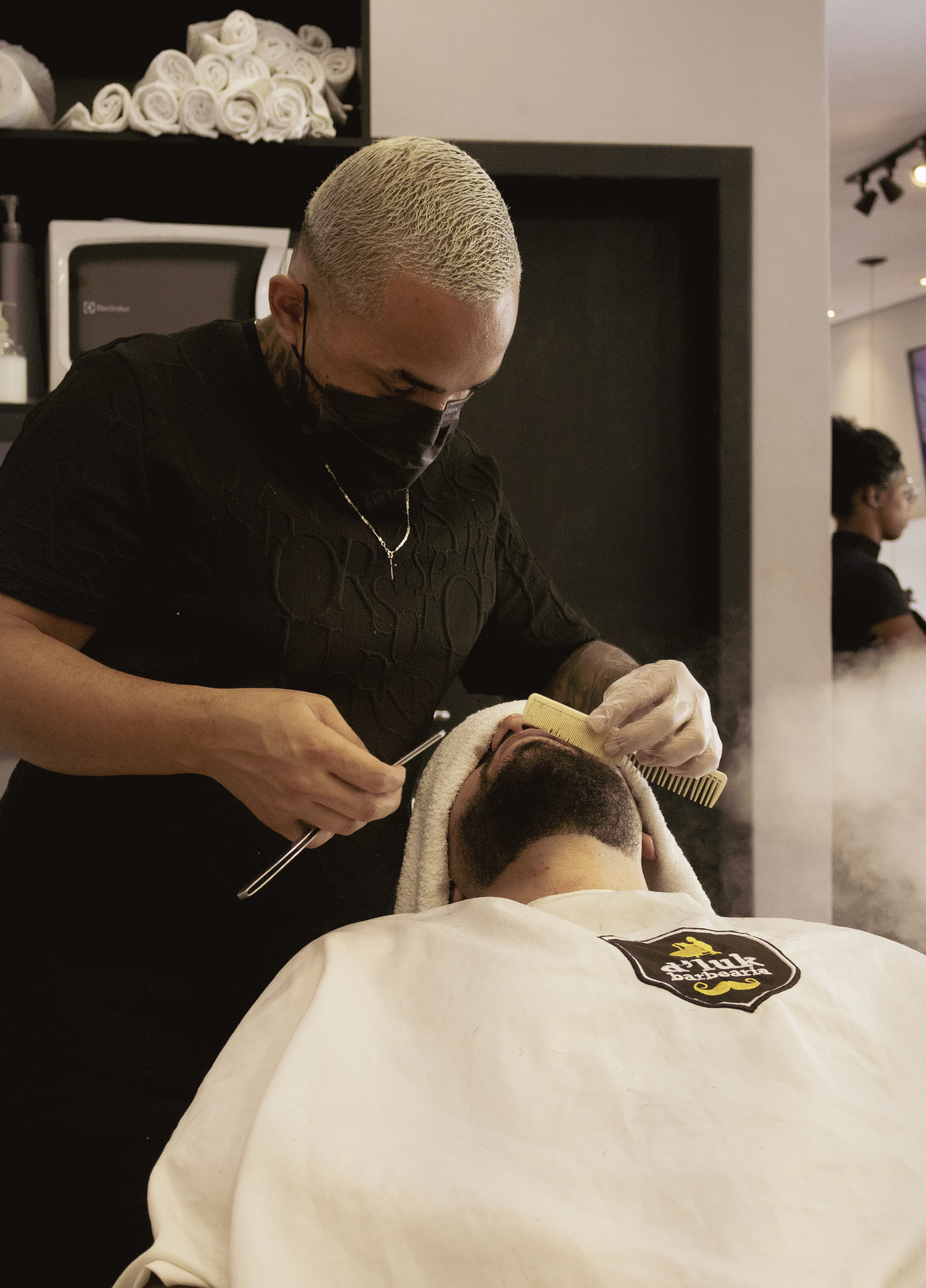 Cliente em atendimento na barbearia